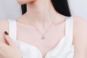 Close-up of 925 silver necklace featuring a sparkling square princess cut pendant on model