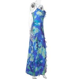 Dettaglio di un vestito floreale blu e verde con volant laterali e spalline sottili