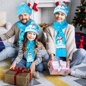 Famille portant des bonnets et écharpes de Noël LED avec motif tricoté Let It Snow