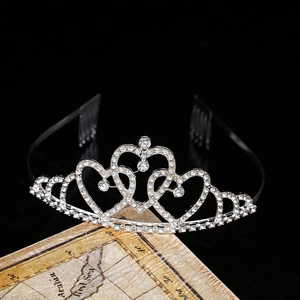 Luxuriöses silbernes Diadem mit Herzdesign und funkelnden Straßsteinen auf antiker Weltkarte
