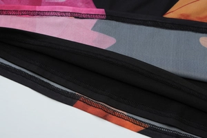 Detailaufnahme von bedrucktem Netzstoff mit hochwertiger Nahtführung am Damenkleid