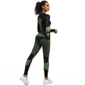 Vue détaillée de l'ensemble de sport compressif sans couture avec motifs géométriques néon