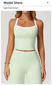 Modèle portant ensemble de yoga vert fruit clair avec bordure blanche et dos ouvert chic