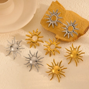 French Vintage Titanium Steel Sun Shaped Stud Earrings For Women Personalized Sunburst Design Geometric Metal Daily Jewelry Gift