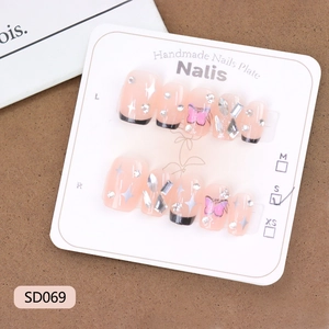 Faux ongles courts ballerine avec papillons roses, French manucure noire et strass brillants