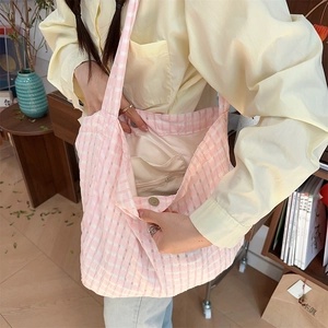 Détail du sac fourre-tout à carreaux rose et blanc montrant la poche intérieure et l'aimant
