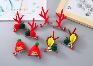 Detailansicht der Weihnachts-Rentier-Haarklammern mit festlichen Pompons und Glocken