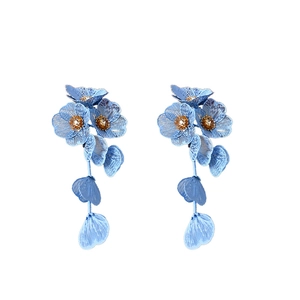 Élégantes boucles d'oreilles fleurs brodées bleu clair avec pompon style doux