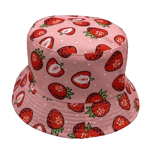 Chapeau de soleil rose pour femme avec motif fraise et pois blancs sur un bob d'été