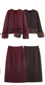 Détail d'ensembles en tricot bordeaux et marron avec bordure en fausse fourrure chic