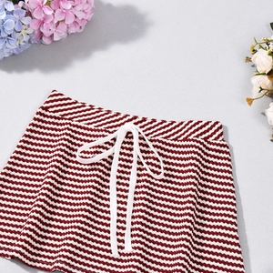 Dettaglio ravvicinato della gonna a maglia a righe rosse e bianche con coulisse regolabile