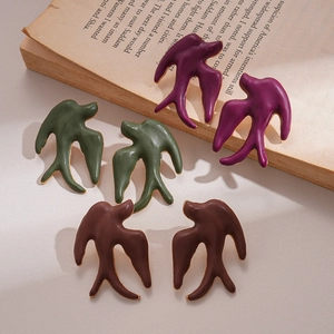 Lot de trois paires de boucles d'oreilles hirondelles rétro en violet, vert et marron