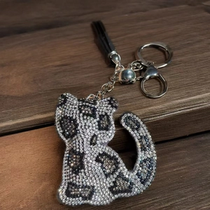 Nahaufnahme von Leopard-Strass-Katzen-Schlüsselanhänger mit schwarzer Quaste