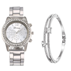 Détail d'un ensemble montre argentée en strass et bracelet en cristal sur fond blanc