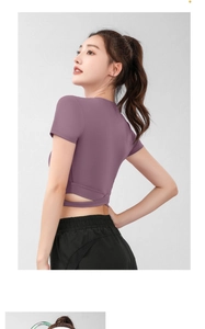 Detalle de la camiseta deportiva corta morada con diseño cruzado único en la cintura