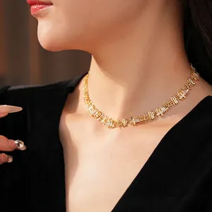Collier doré luxueux avec pendentif en zircone porté sur une robe en velours noir