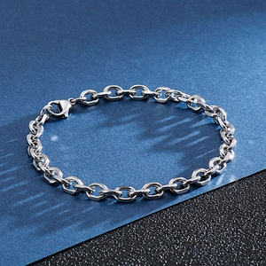 Dettaglio del bracciale a catena rolo in acciaio inossidabile con chiusura a moschettone