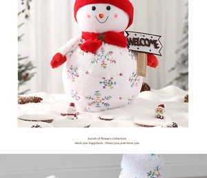 Dettaglio del pupazzo di neve di peluche con paillettes e cartello Welcome in legno