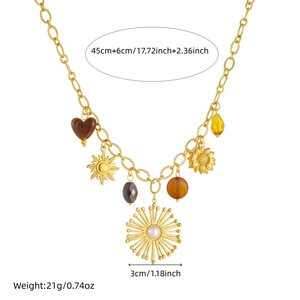Collier en acier doré avec pendentif perle soleil et multiples breloques chic