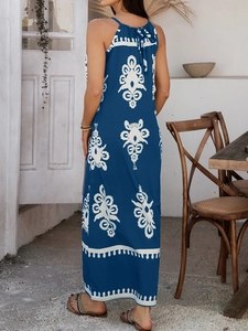 Rückansicht eines blauen Boho-Maxikleids mit weißem Ethno-Print und Schnürung am Rücken