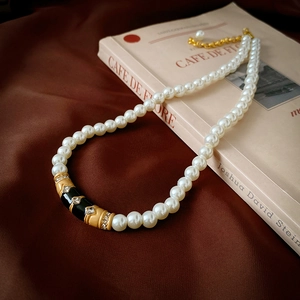 Collier ras de cou perles vintage français avec émail noir et accents dorés