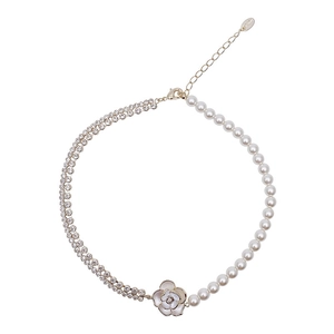 Collier asymétrique plaqué or avec pendentif camélia, perles et strass étincelants