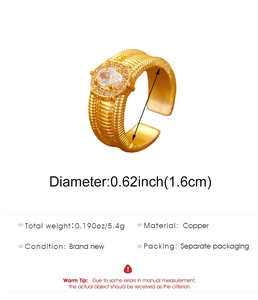 Detailansicht eines goldfarbenen Kupferrings mit ovalem Zirkonia und Rippband
