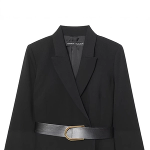 Abito blazer nero doppiopetto con scollo a V e cintura con fibbia metallica da donna