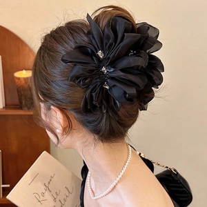 Eleganter Haarkrebs aus schwarzem Chiffon mit Strasssteinen am Modell im französischen Stil