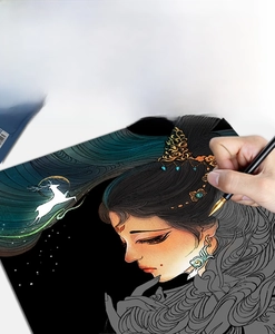 Dettaglio del set per scratch art stile Dunhuang con copricapo dorato e penna speciale