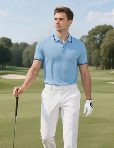 Polo respirant bleu clair pour homme avec liseré bleu marine sur un terrain de golf