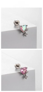 Détails macro de boucles d'oreilles cœur en opale et zircon rose en acier titane avec vis