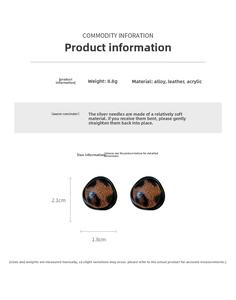 Vue détaillée des boucles d'oreilles léopard rondes en alliage, cuir et acrylique