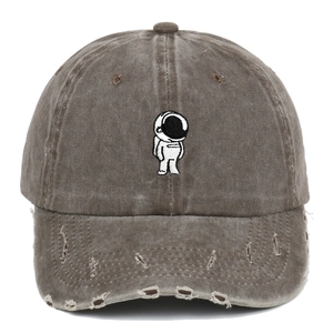 Casquette de baseball en coton délavé vintage avec broderie astronaute et bord usé