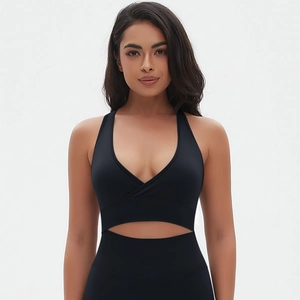 Détail d'une brassière de sport noire sans couture croisée avec bande de maintien pour yoga