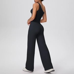 Vue arrière d'un ensemble de yoga noir avec haut asymétrique et pantalon large