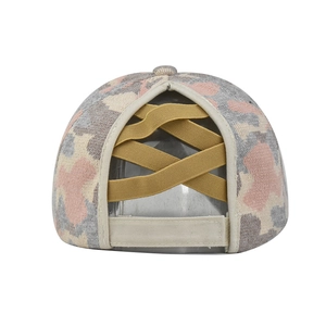 Detail der Camouflage-Kappe in Pink und Grau mit Kreuzgummiband für Pferdeschwanz-Frisur