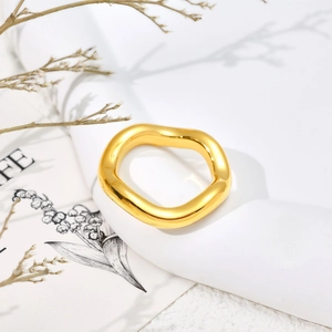 Minimalist gold wavy stainless steel ring with elegant irregular curved design