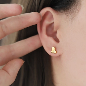 Minimalist 18K gold honeycomb stud earrings featuring hexagonal shapes and sparkling zircons