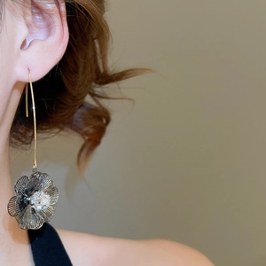 Détail de boucles d'oreilles fleurs plaquées or 18 carats avec zircon étincelant