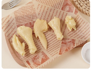 Realistisches PVC-Hähnchen-Modellset mit Füßen, Flügeln und Keulen auf Vintage-Papier