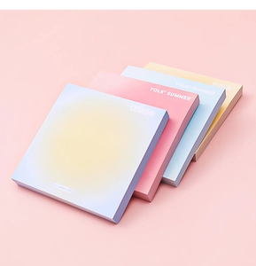 Pila di quattro post-it quadrati in colori sfumati blu, rosa e giallo stile macaron