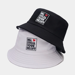 Chapeaux bob tendance en coton noir et blanc avec imprimé Mr. Steal Your Heart