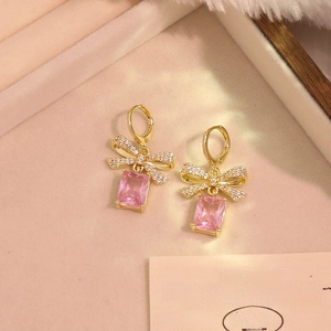 Orecchini a fiocco dorati con micro cristalli e gemma rettangolare rosa scintillante