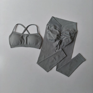 Ensemble de yoga sans couture avec brassière dos croisé et legging froncé taille haute gris