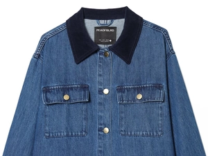 Dettaglio della giacca di jeans blu con colletto in velluto e bottoni metallici