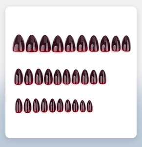 Vue à plat de 24 faux ongles dégradés rouge foncé de tailles variées sur présentoir