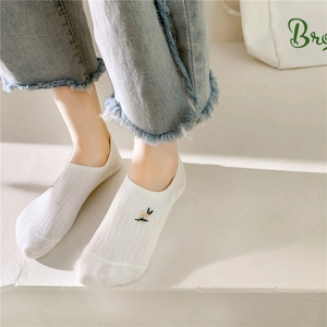 White low-cut invisible socks for women with vertical stripes and floral embroidery