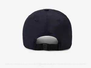 Dettaglio del retro del cappellino blu navy con fibbia regolabile e tessuto traspirante