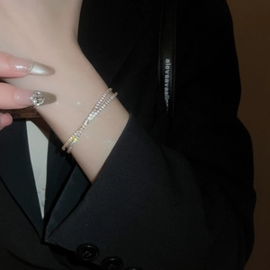 Vue macro détaillée d'un bracelet croisé à double rangée de zircons sur le poignet